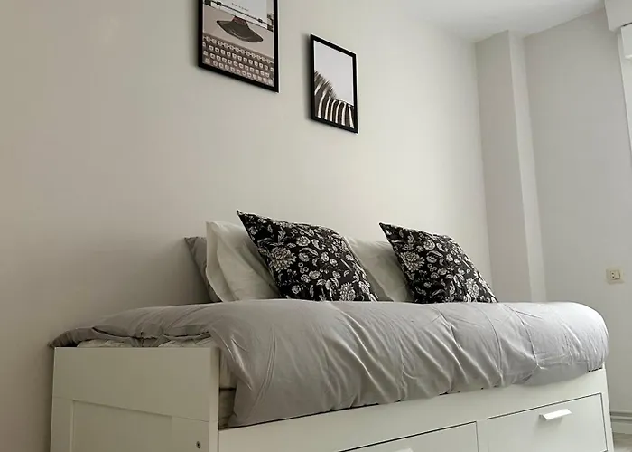 Cozy Flat 5 Mins From The