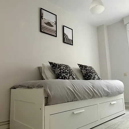 Cozy Flat 5 Mins From The